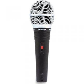 Numark WM200 - Micrófono Dinámico de Mano Diseñado para DJ en Directo con Pinza de Soporte, Cable Reforzado de 6 Metros y Carcasa de Transporte Dura Revestida de Espuma
