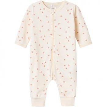 Pijama Bebé Buttercream Hearts de Name It, 100% algodón, diseño con corazones en color crema, manga larga, cierre de botones en la parte frontal y pies cubiertos