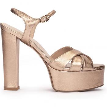 Sandalias de tacón de piel metalizada en color oro rosa con plataforma