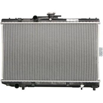 Radiador de refrigeración del motor NISSENS 64773, compatible con vehículos, fabricado en aluminio y plástico, diseño optimizado para una mejor disipación del calor, incluye conexiones para mangueras y orificios de montaje, cumple