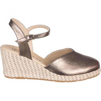 Sandalias con cuña para mujer marca Pitillos en color metal y bronce marrón plata, modelo 5571