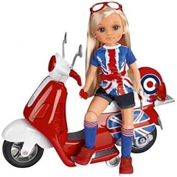 Nancy - Un día de Moto en Londres, la muñeca Incluye Scooter roja con Ruedas móviles y Espacio para Guardar pequeños Accesorios, Casco, Gafas y Pegatinas para Personalizar, Famosa
