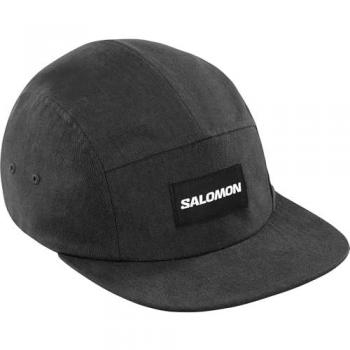 Gorra Salomon Five Panel Negro Intenso con características de diseño de cinco paneles, color negro profundo, ajuste talla única