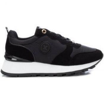 Zapatillas deportivas XTI 141629 para mujer en color negro con cierre de cordones