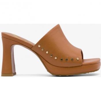 Zuecos de mujer marrones en piel con tachas napa cuero