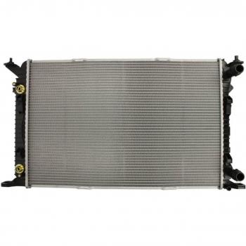 Radiador de refrigeración del motor NISSENS 60321, compatible con varios modelos de vehículos, fabricado en aluminio y plástico, diseñado para un enfriamiento eficiente del motor, con dimensiones específicas que garantizan un ajuste perfecto y una ca