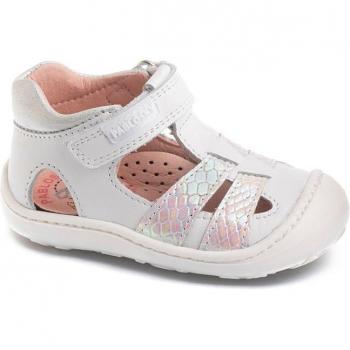 Sandalias cerradas de bebé niña Pablosky de piel blanco con velcro