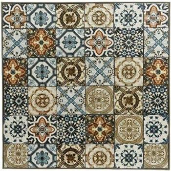 Mesa de jardín con mosaico de azulejos y estructura metálica