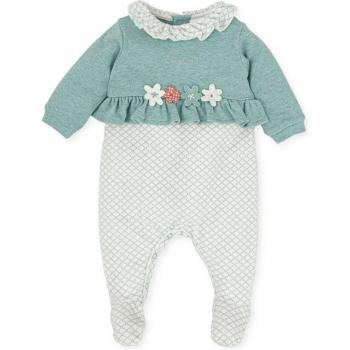 Pelele largo con pie de bebé niña verde Tutto Piccolo, abertura trasera y entrepierna con botones a presión, combinado con volante y apliques de flores