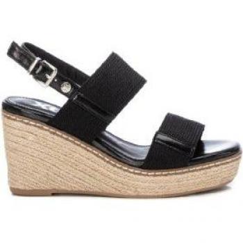 Sandalia de mujer Xti 142832 negro con cuña de 9cm y hebilla