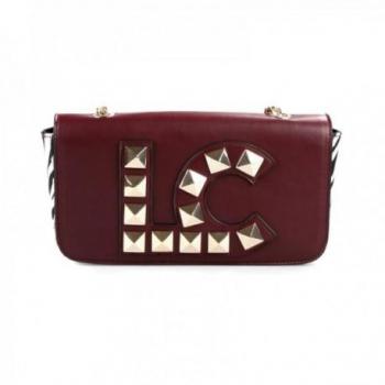 LOLA CASADEMUNT Bandolera Modelo 12327004 Bolso Granate Detalle Lc Dorado Tachuelas Parte Frontal