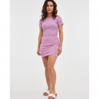 Vestido mini ajustado color rosa con estampado total, manga corta y cuello redondo INSIDE