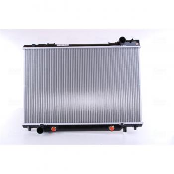 Radiador de refrigeración del motor NISSENS 647451, fabricado por Nissens, diseñado para optimizar la temperatura del motor, compatible con diversas marcas y modelos de vehículos, construido con materiales de alta calidad para garantizar durabilidad y