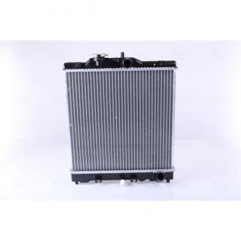 Radiador NISSENS 63310A para refrigeración del motor, compatible con vehículos de diversas marcas, fabricado en materiales de alta calidad, diseñado para optimizar la temperatura del motor y prevenir el sobrecalentamiento