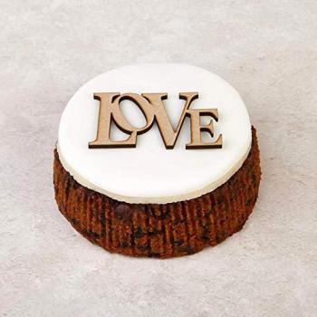 Cakeology Co. Bakery - Pastel de regalo de 14 cm en lata - Pastel de frutas con brandy, decorado a mano con mazapán, glaseado y una placa decorativa con la palabra LOVE, 785 g