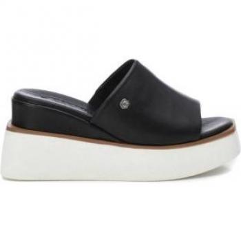 Sandalias de piel Carmela para mujer 160788 negro y Zuecos de cuña Carmela 160788 color Negro