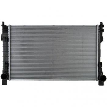 Radiador NISSENS 62784A para refrigeración del motor, compatible con modelos específicos, fabricado en aluminio y plástico, diseñado para una óptima transferencia de calor y durabilidad