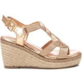 Sandalia de mujer Xti 142320 oro hebilla