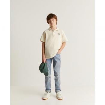 Polo de niño de manga corta con calavera a contraste en espalda