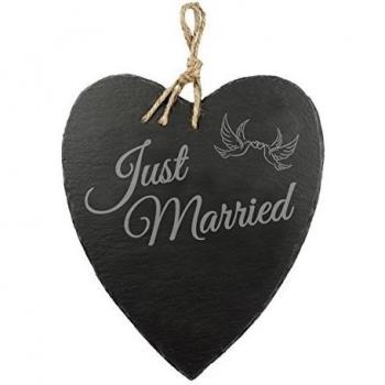 Pizarra Corazón con grabado hermoso - Just Married - Standard - Motivo Palomas - 23 cm x 27 cm x 0,6 mm - Con cuerda de yute para colgarla en la pared
