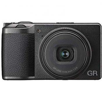 Cámara digital compacta Ricoh GR III Negra, sensor APS-C de 24.2 MP, lente fija de 18.3 mm f/2.8, pantalla LCD de 3 pulgadas, grabación de video en Full HD,