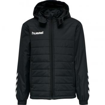 Hummel Chaqueta Promo Short Bench Negra con diseño corto, material ligero, cierre frontal completo, bolsillos laterales y logotipo de Hummel
