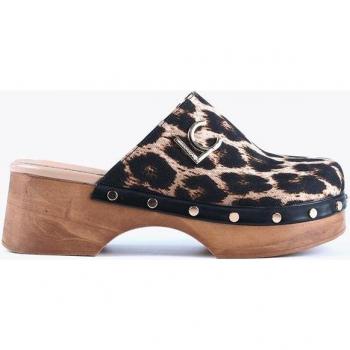Zueco Lola Casademunt con estampado animal y tachas