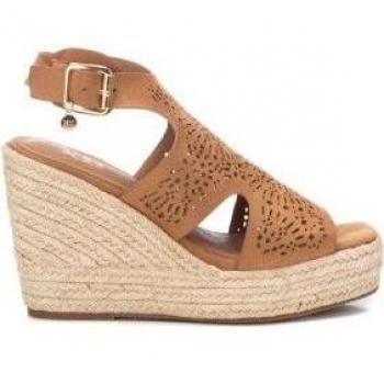 Sandalias de cuña XTI 142437 Marrón con cierre de hebilla y altura de 9cm