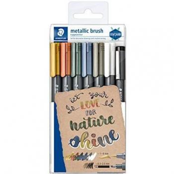 STAEDTLER 8321 TB7 - Estuche con 5 rotuladores metálicos punta pincel, incluye 1 rotulador pincel blanco y 1 rotulador Pigment Liner negro. Colores surtidos.