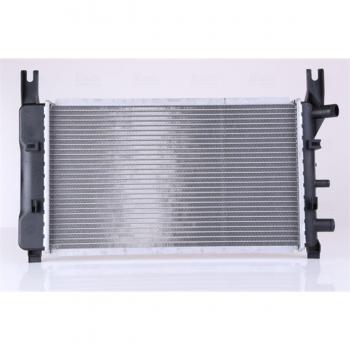 Radiador NISSENS 62121A para refrigeración del motor, compatible con vehículos específicos, fabricado en aluminio y plástico, diseño de alta eficiencia térmica, fácil instalación, adecuado para sistemas de refrigeración automotriz