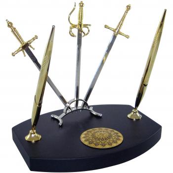Credan Alexandre Dumas - Set de escribanía con bolígrafo y tres espadas-abrecartas sobre peana, madera lacada y latón, color nogal y dorado