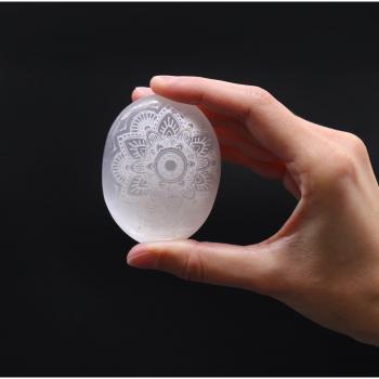 Piedra de palma de Selenita con Mandala grabada