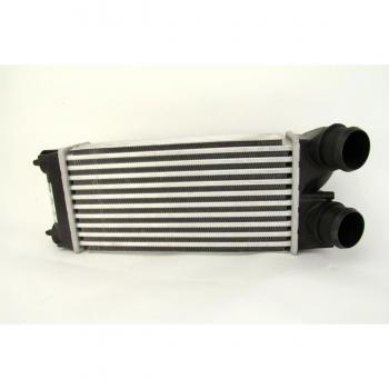 Intercooler NISSENS 96627 - Intercooler de motor, compatible con diversas marcas y modelos de vehículos, fabricado por Nissens, diseñado para optimizar la refrigeración del aire comprimido del turbo, mejorando el rendimiento