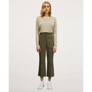 Pantalones kick flare de color liso con detalle de bolsillos americanos