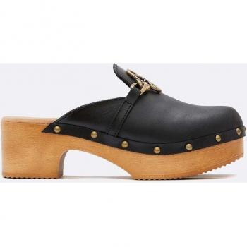 Zuecos de mujer negros en piel con tachuelas