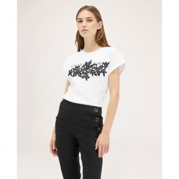 Camiseta de mujer con fondo y texto, manga corta kimono y detalle de encaje