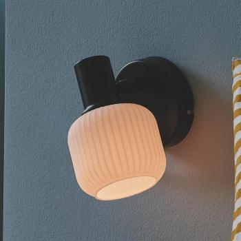 Aplique de pared Milford Mini negro con cristal estriado y enchufe