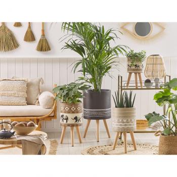 Maceta de exterior Beliani en material sintético gris H68 con soporte para maceta redonda de magnesio patrón blanco pintado a mano ⌀ 34 cm boho y 3 patas de haya, apta para interior y exterior