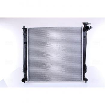 Radiador NISSENS 67517 para refrigeración del motor, compatible con vehículos, fabricado en aluminio y plástico, diseñado para un enfriamiento eficiente del motor, con conexiones precisas y fácil instalación