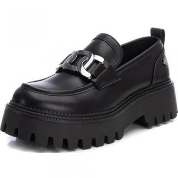 Zapato de mujer XTI 143432 negro, mocasines de material vegano con suela de goma dentada, color negro, talla 37