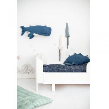 Set de 4 peluches infantiles de pared Crochetts: incluye Beluga azul oscuro, Raya azul oscuro y dos pulpos (uno azul y uno blanco), dimensiones 29 x 84 x 29 cm