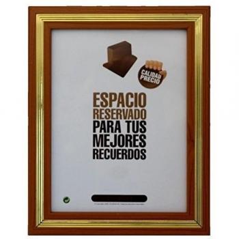 Portafoto de madera con detalle dorado-Exterior: 19 x 14 cm. Interior: 15 x 10 cm