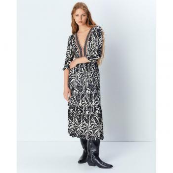 Sfera Vestido pico contraste características: vestido de mujer, diseño con escote en pico, contraste de colores, manga corta, corte ajustado, tejido ligero y cómodo, ideal para ocasiones casuales o semi-formales