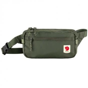 Riñonera Fjällräven High Coast 1.5L verde bosque con capacidad de 1.5 litros, diseño ligero y compacto, fabricada en material resistente al agua, correas ajustables para mayor comodidad, ideal para actividades