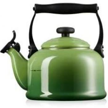 Tetera Tradicional Le Creuset 2.1L con Silbato, Acero Esmaltado, Color Bambú