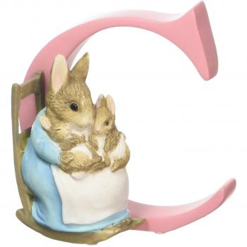 Peter Rabbit, Figura de coneja con conejito y Letra C para colgar, Home Deco, Enesco
