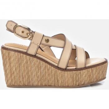 Sandalias de Cuña de Mujer CARMELA 161546 BEIGE con Detalle de Hebilla