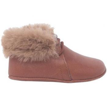 Botitas de bebé con cordones y cuello pelito