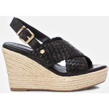 Carmela - Sandalias de cuña de mujer de piel con cierre de hebilla y altura de 10cm en color negro.