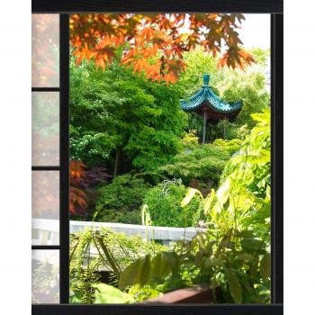 Pegatina Decorativa para Ventana 3D Efecto Trompe L'Oeil Jardín con Casa Asiática 60x75cm